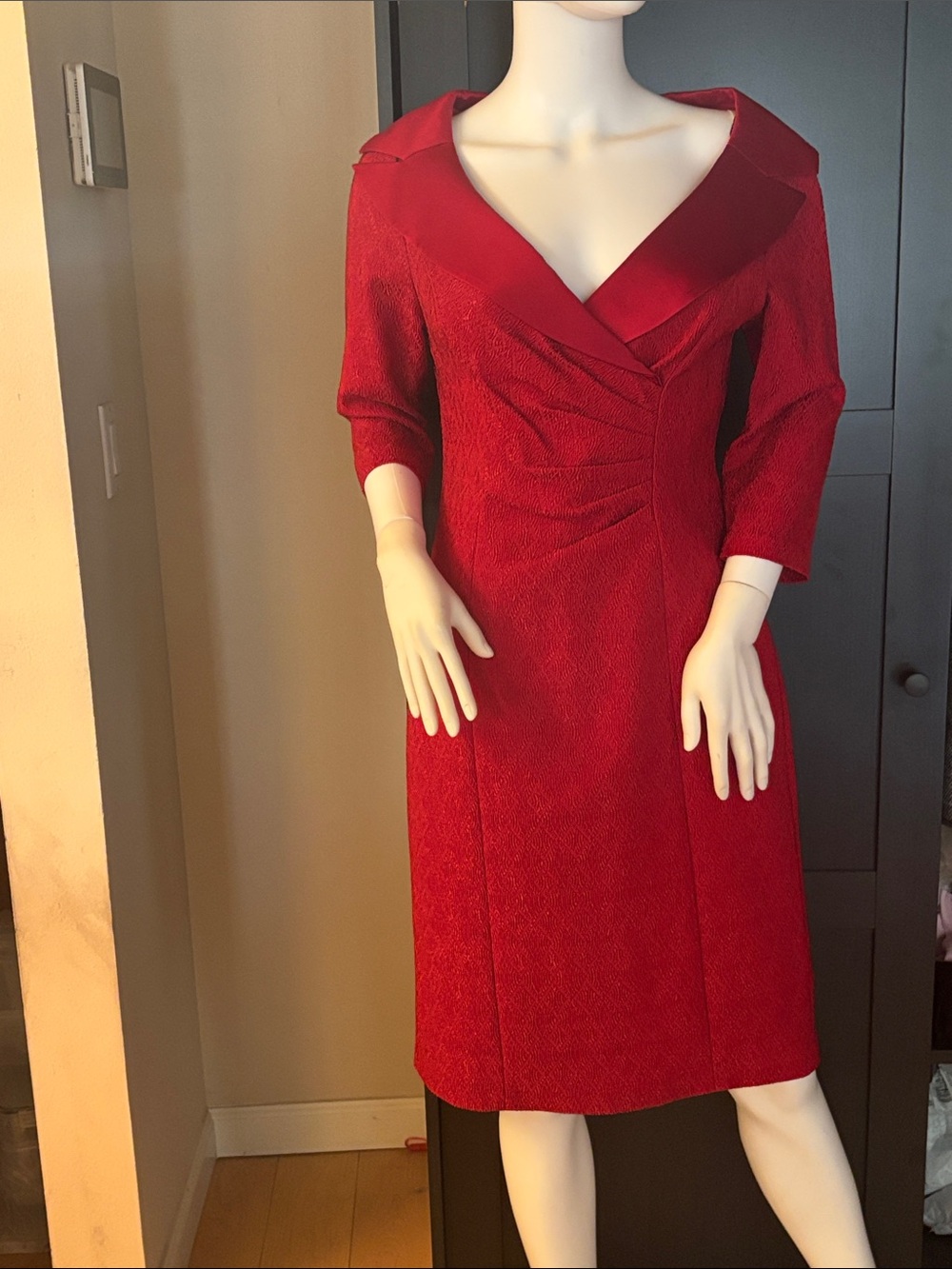 Kay Unger Red V-Neck Textured 3/4 sleeve Sheath Dress